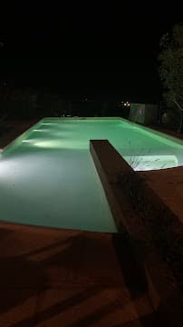 Pileta iluminada de noche en Cala Cabana