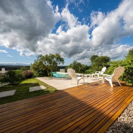 Servicio de hospedaje Calacabana - vista solarium pileta