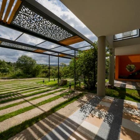 Servicio de hospedaje Calacabana - cochera vista a la entrada de dia